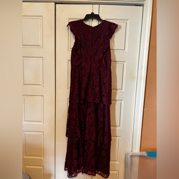 Lulu’s lace ruffle tier dress in wine and black - Picture 2 of 6